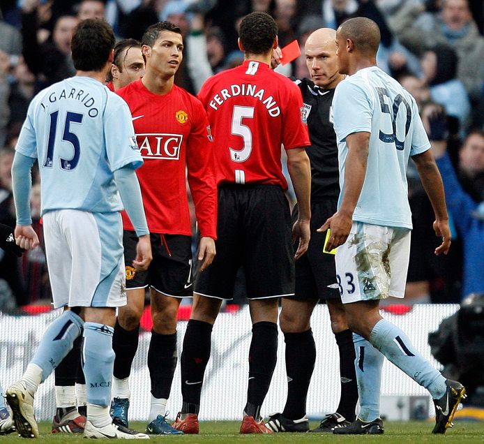 30 november 2008: zijn eerste derby tegen Manchester United. Rood voor Ronaldo.