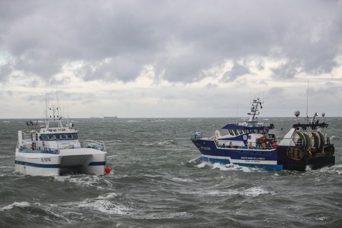 Archiefbeeld 26 november 2021: Franse vissersboten blokkeren de ingang van de haven van Calais uit protest over het visserijconflict.