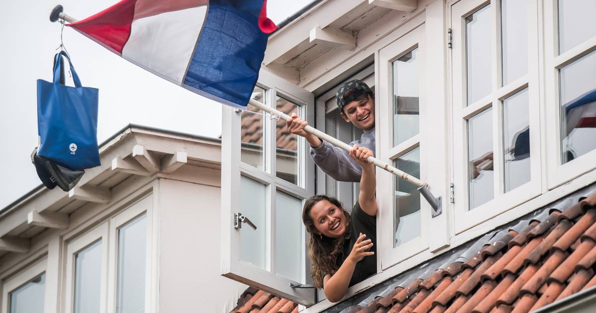 Mats en Luba uit Arnhem hangen na lang wachten op uitslag ...