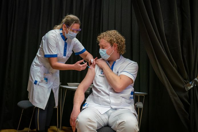 Vorige maand kregen medewerkers van ziekenhuis Rijnstate het vaccin tegen corona.