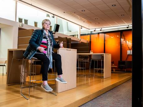 Raadslid Wil Verschuur (80) maakt doodsmak in stadhuis en dient claim in: ‘De beveiliger riep: ‘Verdorie!’