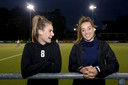 Inge Dankers (l) en Marloes Timmermans voor de training van HC Tilburg. Hun droom om te spelen in de hoofdklasse is uitgekomen.