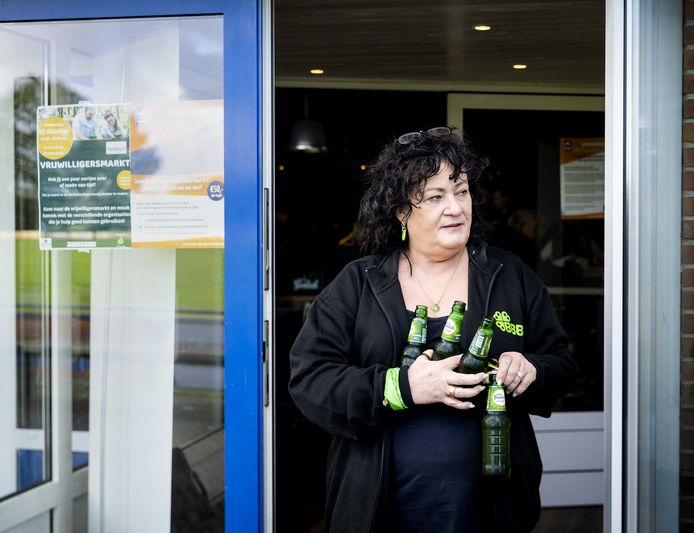 Partijvoorzitter Caroline van der Plas deelt gratis bier uit tijdens de start van de verkiezingscampagne.