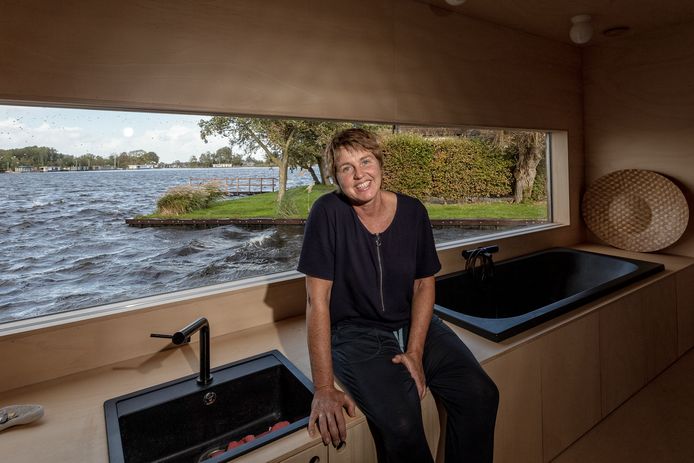 Kiek van der Poel heeft vanuit haar bad uitzicht op het Vennemeer. Het meterslange meubel van populierenhout doet aan de ene kant van de ark dienst als 'badmeubel' en aan de andere kant als keukenblok.