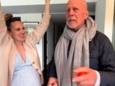 Bruce Willis wordt toegezongen.