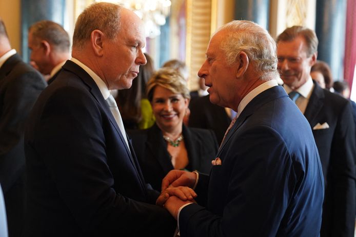 Dialogue between Prince Albert of Monaco and British King Charles.  In the background: Grand Duke Henri and Grand Duchess Maria Theresa of Luxembourg.