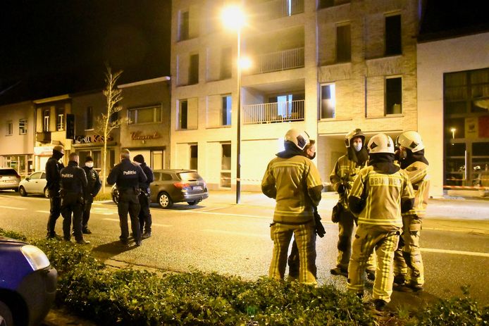 6 januari 2022: in een gloednieuw appartementsgebouw langs de Kortrijksestraat in Harelbeke scheurde in de nacht van woensdag op donderdag plots een dragende muur van een flat op het gelijkvloers. 26 mensen werden geëvacueerd.