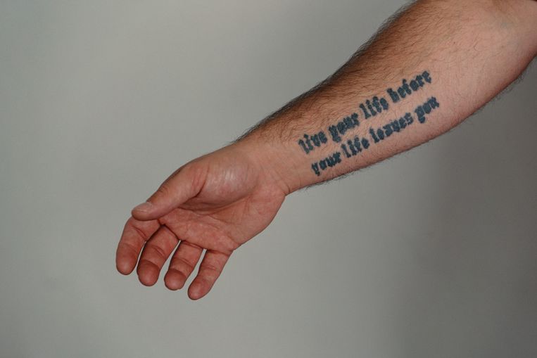 ‘Live your life before your life leaves you’, leest een tattoo op de arm van Maxime. Beeld Wouter Van Vooren
