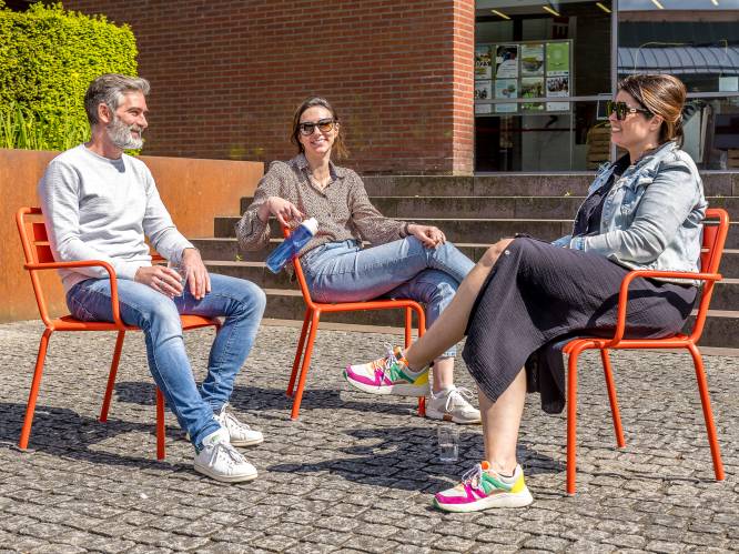 Kleurrijke stoelen en banken te vinden op pleintjes in Tielt