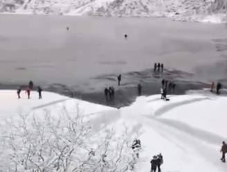 Onvoorzichtige toeristen riskeren hun leven voor selfies op bevroren Pools meer