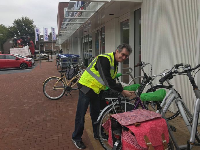 Chris Patijn van Buurt Bestuurt Zoomwijck in een buurtpreventie hesje.