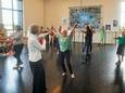 Dansdocente Ireen Kurvers met de deelnemers aan de Gouden Dans tijdens een repetitie op de Noordkade .