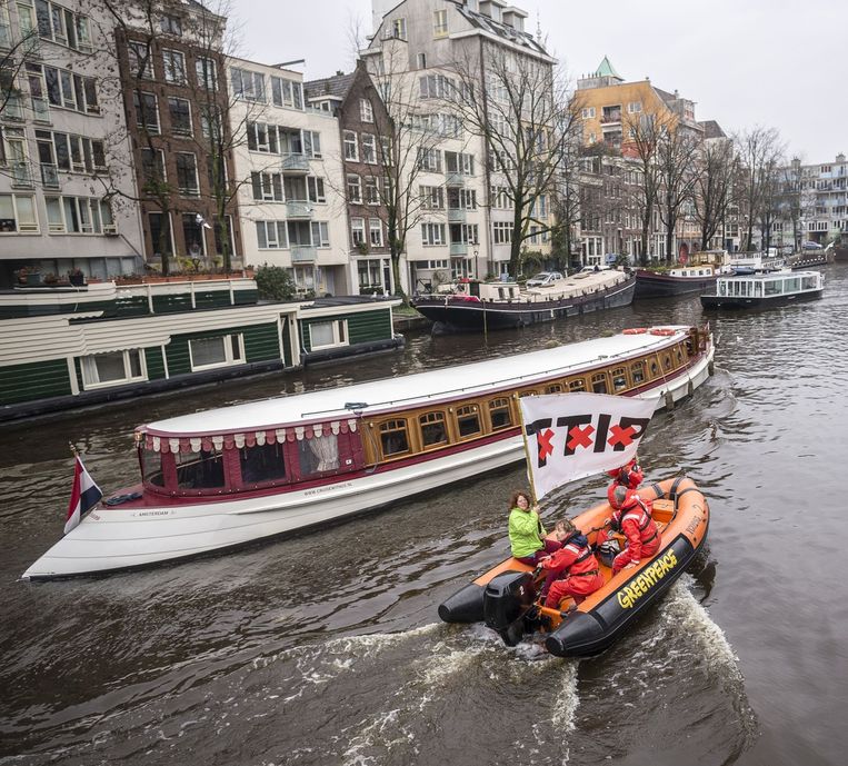Malmström werd ontvangen aan boord van een salonboot door de burgemeester. De boot werd 'achtervolgd' door een bootje van Greenpeace Beeld Rink Hof
