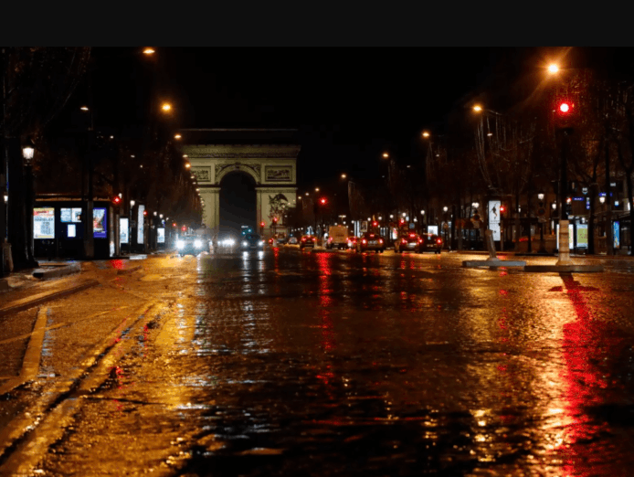 De Parijse Champs-Élysées en de buurt rond de Eiffeltoren zijn compleet verlaten. De vervroegde avondklok geldt over heel Frankrijk,  dus ook in Biarritz aan de westkust, een besneeuwd Lille (Rijsel) en het zuidelijke Toulouse.