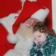 Ontroerend: peuter met epilepsie valt in slaap bij de Kerstman op schoot