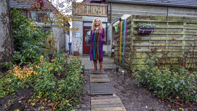 Geliefd paadje van Anita (60) bij kerkgebouw in Zwolle weggehaald: ze mag tuin niet meer achterom verlaten