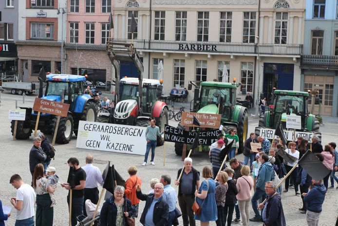 Geraardsbergen: Een 250-tal tegenstanders van de legerkazerne voerden zaterdag nog actie voor het stadhuis.