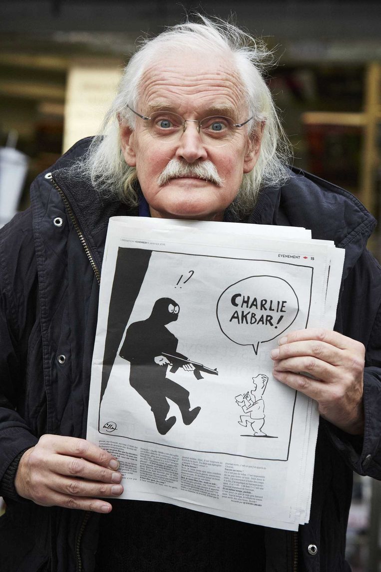 Bernard 'Willem' Holtrop poseert met de tekening die hij maakte voor Libération. Beeld Pierre Crom / ANP