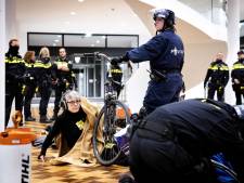 In totaal 13 actievoerders opgepakt bij Amsterdamse stadhuis