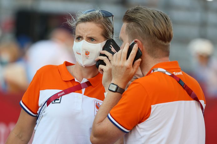 Bondscoach van de vrouwenploeg Loes Gunnewijk in actie in Tokio.