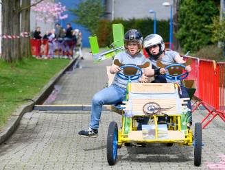 Studenten amuseren zich tijdens jaarlijkse gocartrace