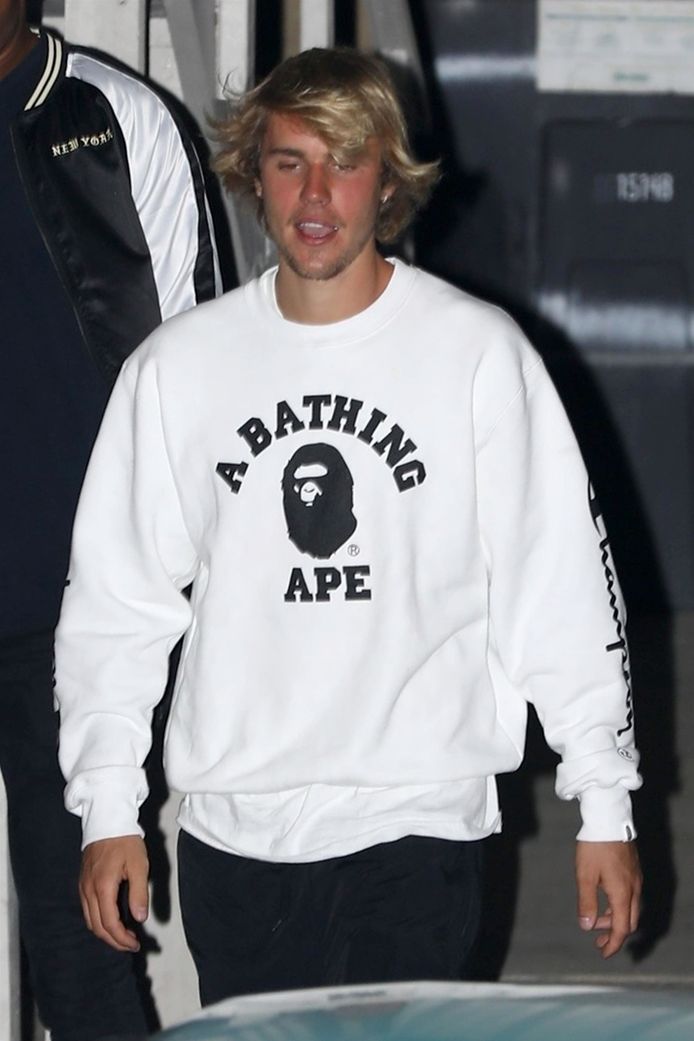 Justin Bieber verlaat kerkdienst op woensdag 28 maart in Beverly Hills.