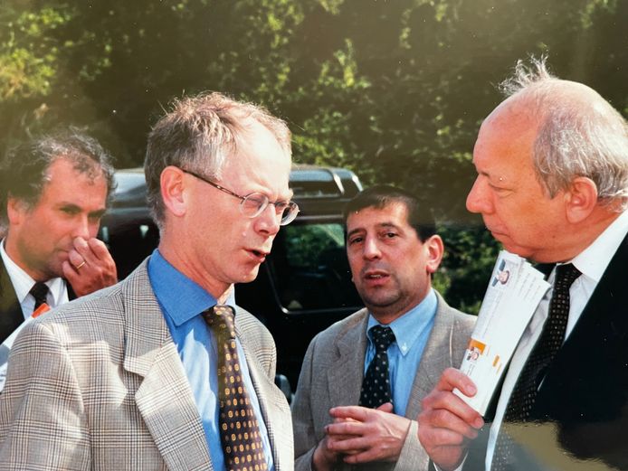 Jean-Claude Vandervaeren (tweede van rechts) op de foto met oud-burgemeester Vic Laureys en de broers Eric en Herman Van Rompuy.