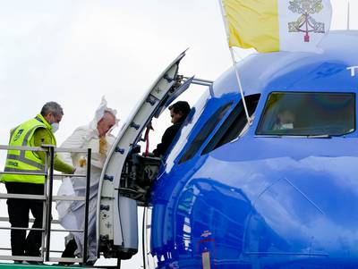 Paus heeft lift nodig om op vliegtuig te stappen