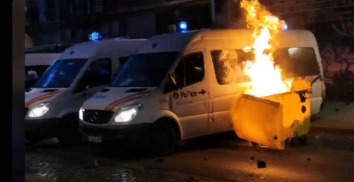 Brandende combi’s in de Brabantstraat.