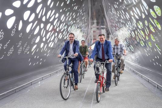 Schepenen Rob Van De Velde en Koen Kennis op de fiets bij de opening van de Parkbrug in 2016, ook een blikvanger.