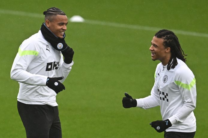 Manuel Akanji (l) en Nathan Ake op de training van Manchester City.