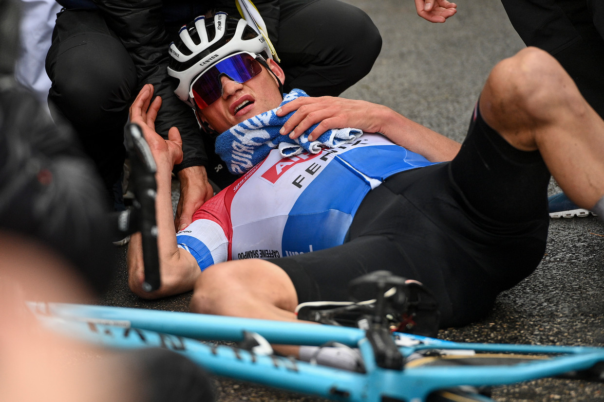 Mathieu van der Poel is total loss na de finish in Castelfidardo. “Ik ben nog nooit zo diep geweest.” Beeld LaPresse