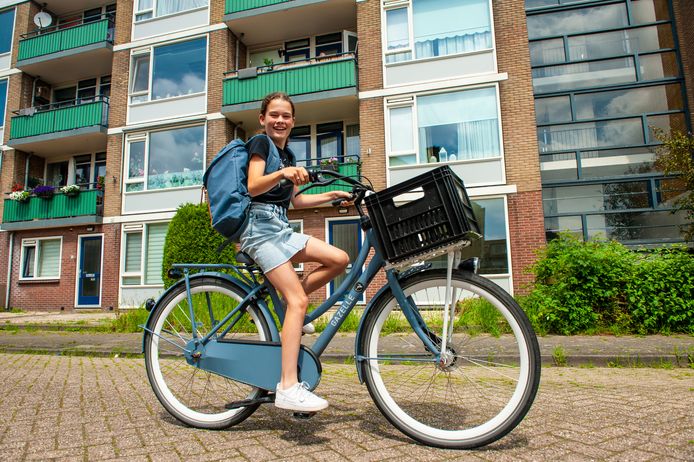 Lianne Buitelaar op de fiets.