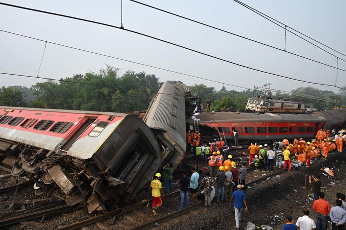 Reddingswerkers proberen slachtoffers te bevrijden uit de zwaarbeschadigde treinen.