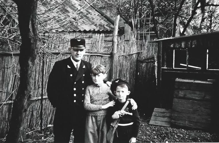 Theo Roelofs (rechts), met vader de stationschef, in het midden zijn broer Jacques. Beeld 
