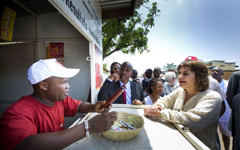 Minister Lilianne Ploumen van Buitenlandse Handel en Ontwikkelingssamenwerking spreekt tijdens haar werkbezoek aan Afrika in Bujumbura met jongeren over voorbehoedsmiddelen. Beeld anp