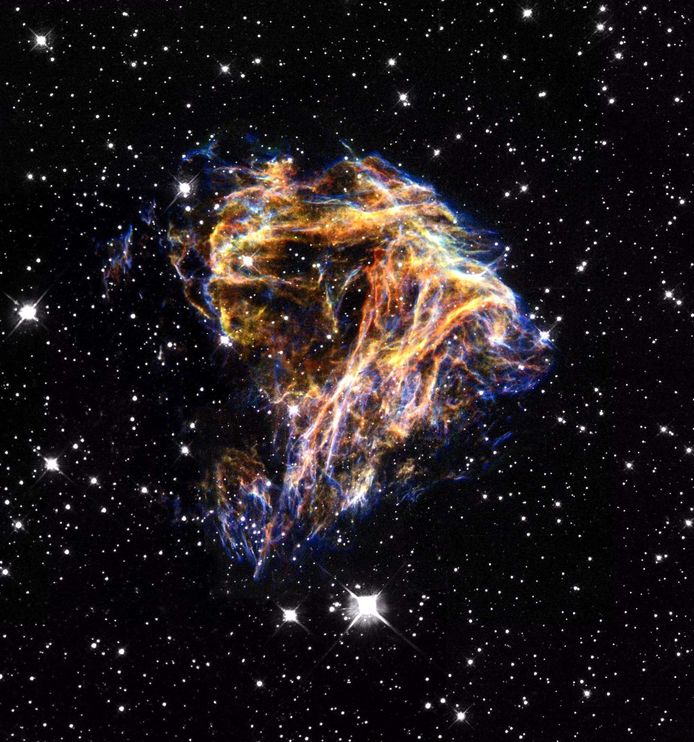 De Large Magellanic Cloud (LMC) is een dwergsterrenstelsel dat zich zo'n 163.000 lichtjaren van ons Melkwegstelsel bevindt.