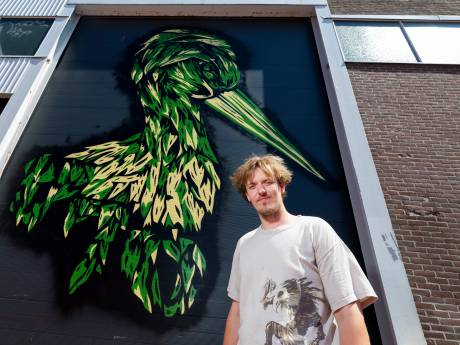 Kunstenaar Niels wil zijn metersgrote straatooievaar in heel de stad laten zien