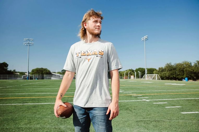 Quinn Ewers, de negentienjarige quarterback van Texas, verbindt zijn naam aan een kledinglijn van Wrangler. Beeld Wrangler