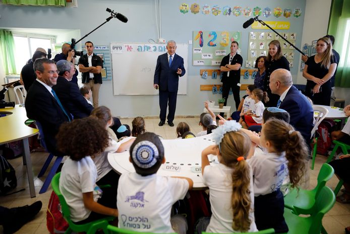 Benjamin Netanyahu opent het schooljaar in een Joodse school op de Westelijke Jordaanoever.