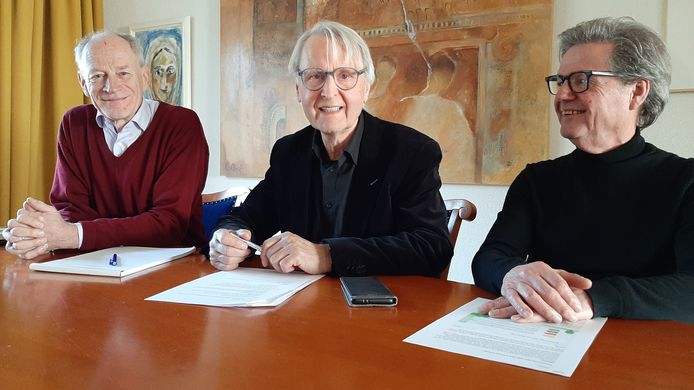 Het Nispens Energie Collectief met (v.l.n.r.) Leo Maas, Thed van Kempen en Frans van Oorschot. Bestuurslid Jeffry Roossien ontbreekt op de foto.