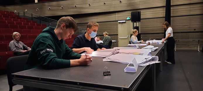 Het tellen van de 'vroege' stemmen, die maandag en dinsdag uitgebracht zijn, in theater Markant. Op de tribune kijkt FVD-lijsttrekker Janco Bethlehem toe.