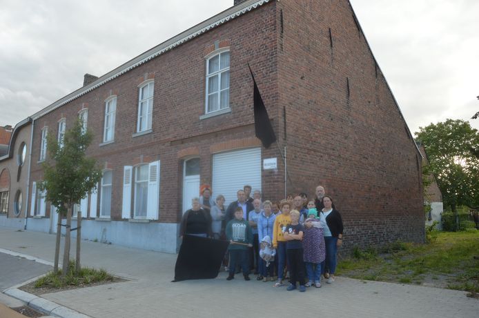 De buurtbewoners van de Krekelberg vijf jaar geleden aan het gebouw in de Heldergemstraat, dat toen al jaren leegstaat en plaats zal maken voor een sociaal woonproject.