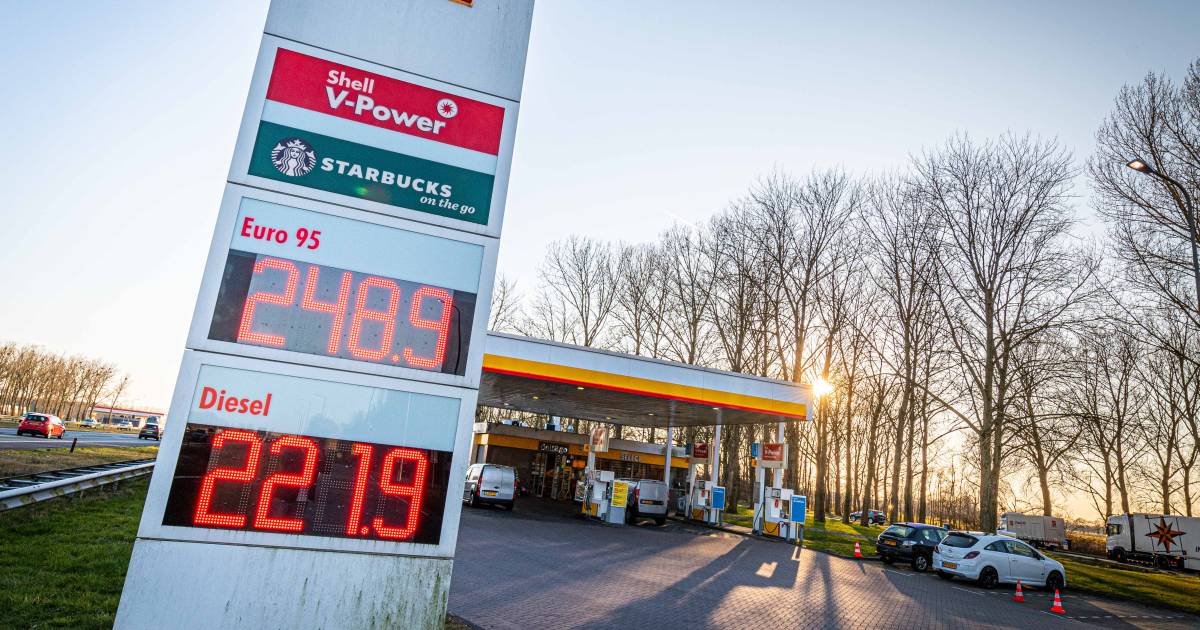 Drivers refuel en masse for just 17 cents per litre, gas station manager only discovers his mistake the next morning |  Abroad