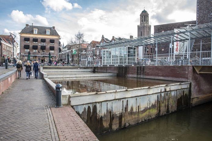 De watertrap langs het Rodetorenplein zoals het er nu bij ligt, zonder kunstwerk.