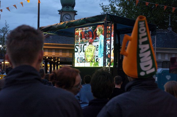 Op de Westhavenplaats in Vlaardingen werden geregeld wedstrijden van het Nederlands elftal op een groot scherm vertoond.