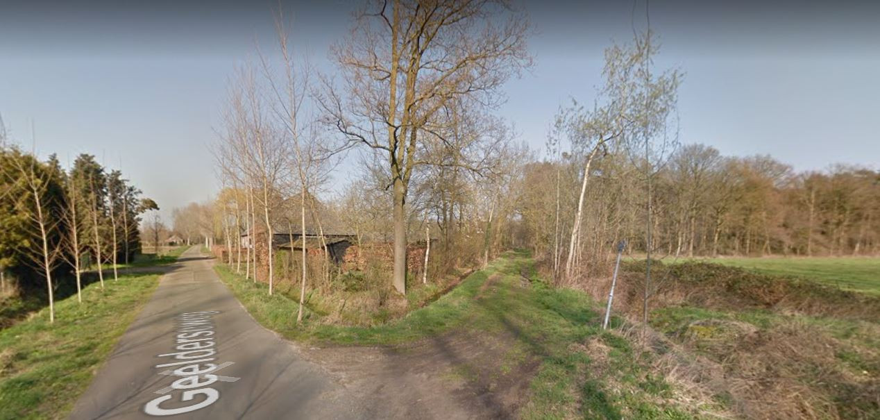 De splitsing van de Geelderseweg met de Leemskuilen (rechts)