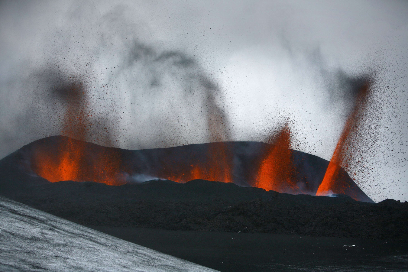 Почему в исландии большое количество вулканов. Извержение вулкана в Исландии Эйяфьятлайокудль. Эйяфьядлайёкюдль вулкан в Исландии. Вулкан лаки Исландия. Извержение вулкана лаки.