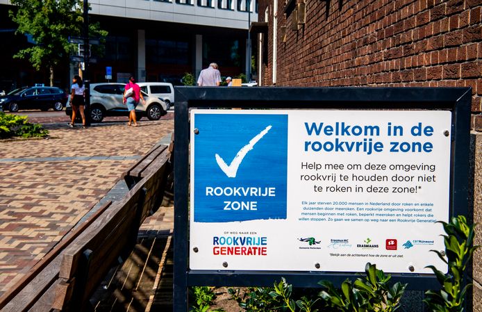 Helft minder rokers in eerste rookvrije zone Rotterdam, meer plekken ...