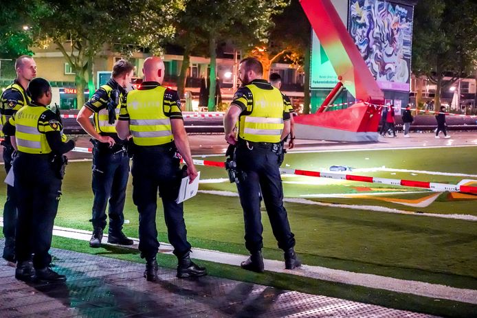 De politie doet onderzoek op het Schouwburgplein.